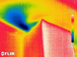 Thermografie Aufnahme einer Zimmerecke zeigt Wärmebrücke