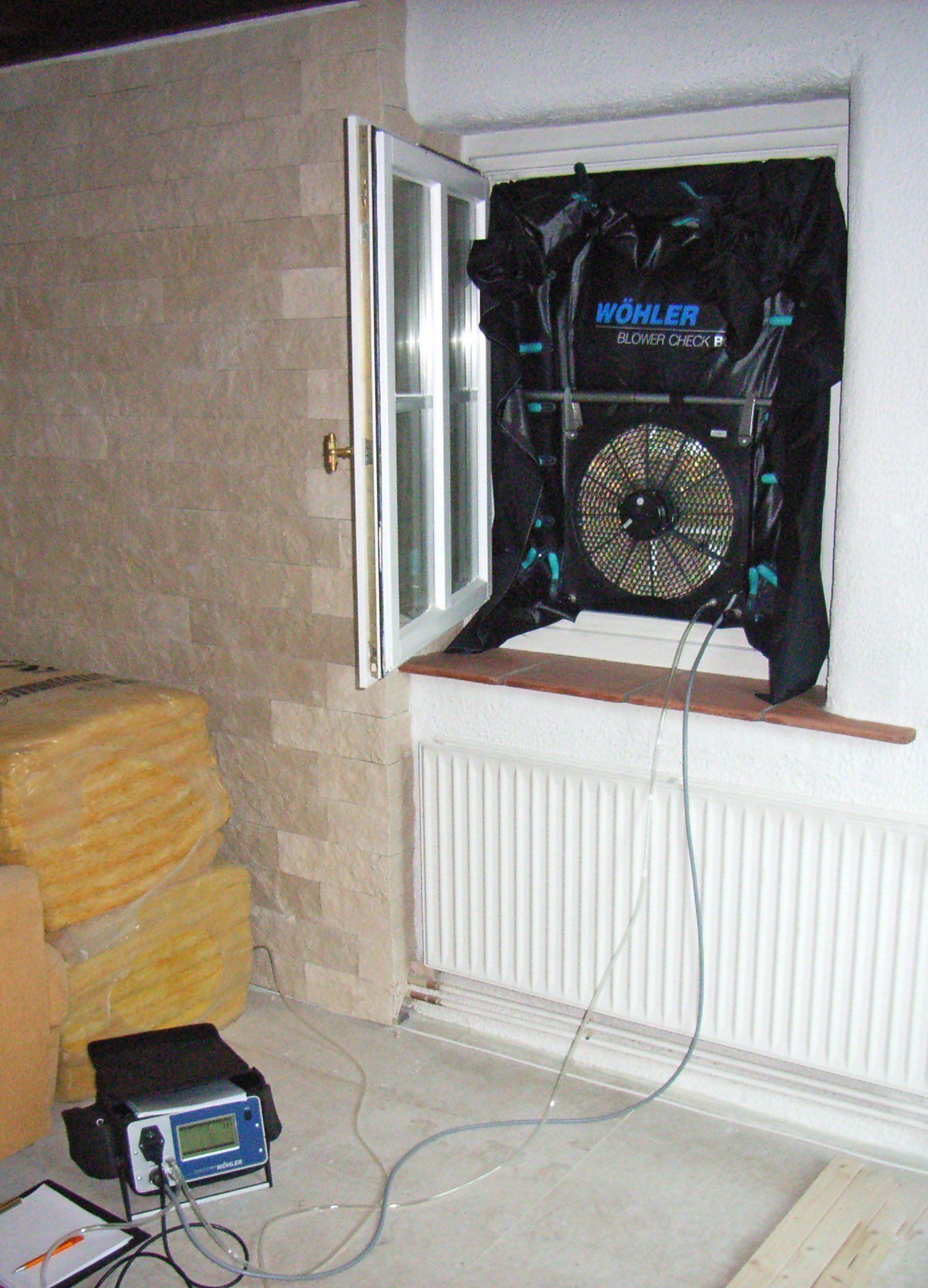 Blower-Door-Test mit Kleingebläse am Fenster