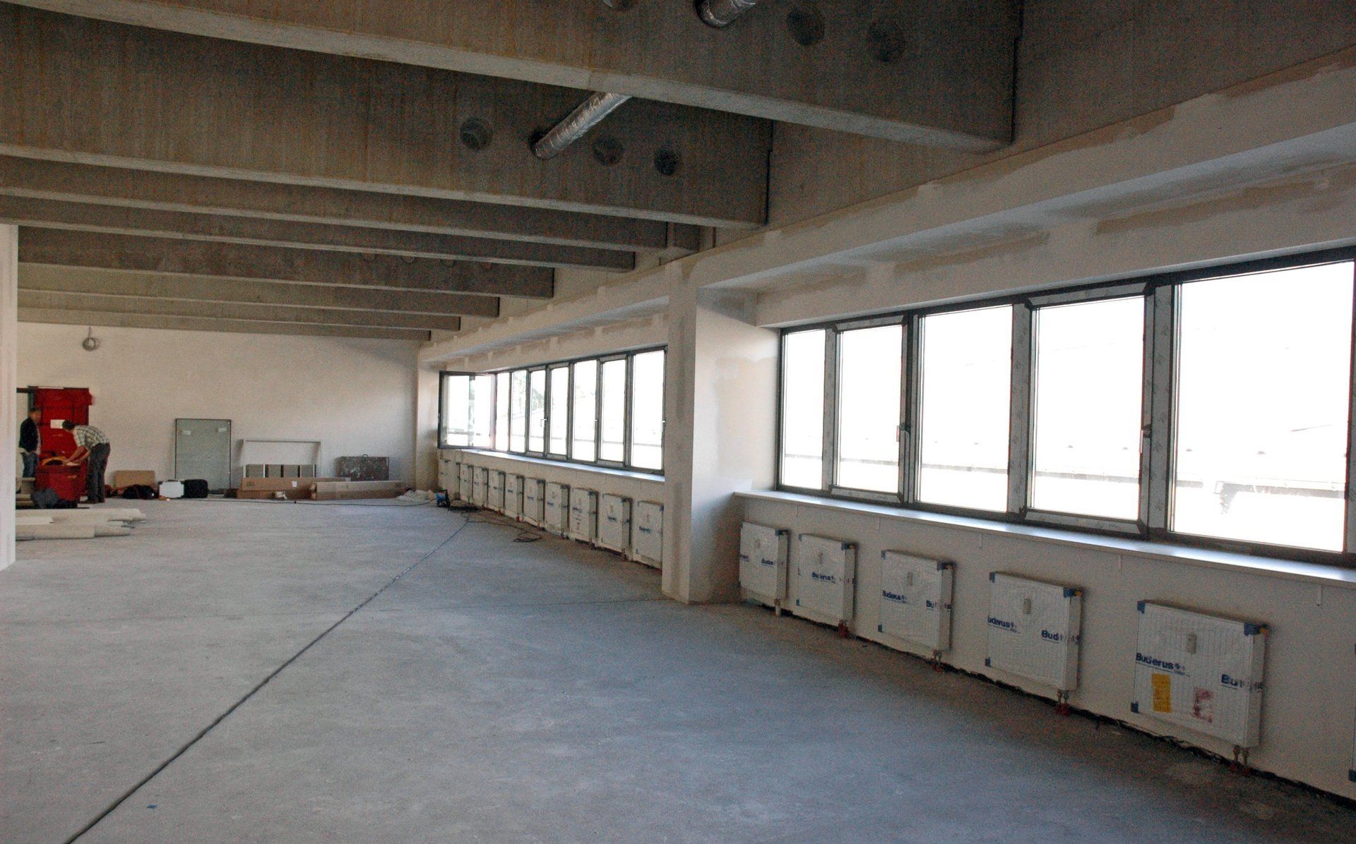 Baugutachter führt Blower-Door-Test mit Großgebläse durch