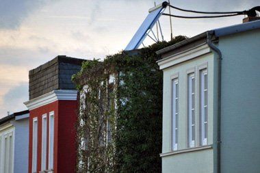 Hausfassade mit Efeu überwachsen und Solar