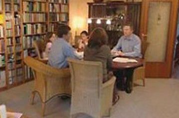 Bausachverständiger führt eine Energieberatung im Wohnzimmer durch