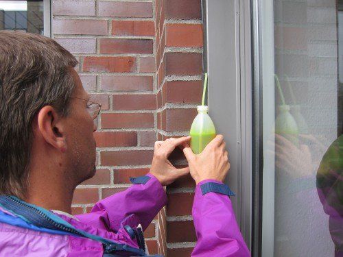 Bausachverständiger sucht nach Leckagen am Fenster