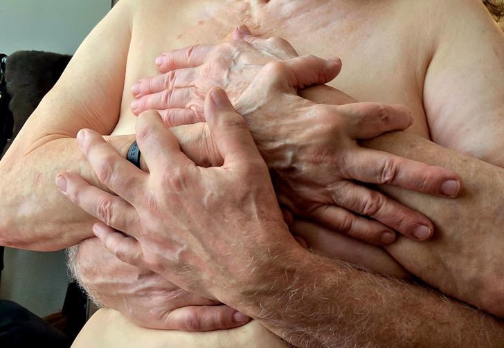 eine Frau verschränkt ihre Hände vor ihrer Brust mit denen eines Mannes. Empowerment und Selbstbestimmung durch respektvolle Sexualbegleitung