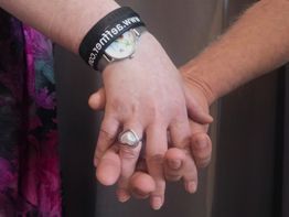 Die Hand eines Mannes hält die Hand einer Frau, die Finger ineinander verschränkt - als Sinnbild für Einverständnis und Zusammensein, für moralisches Handeln