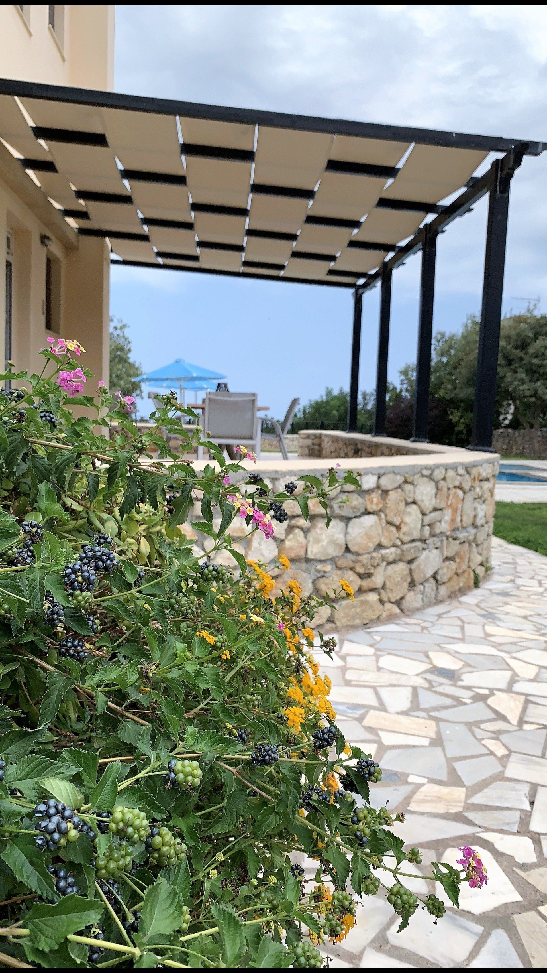 Ferienvilla auf Kreta, großer Garten mit Swimmingpool, mit Meeraussicht