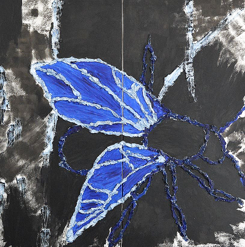 Abstraktes blaues Insekt auf schwarzem Hintergrund, strukturierte Pinselstriche.