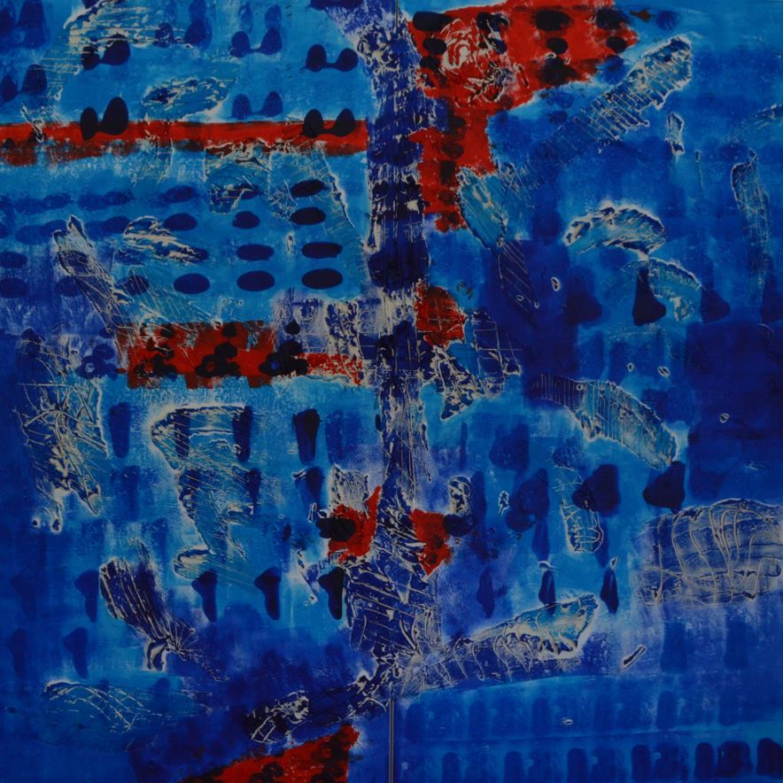 Abstraktes Kunstwerk mit blauem Hintergrund, roten und weißen Pinselstrichen und Formen.