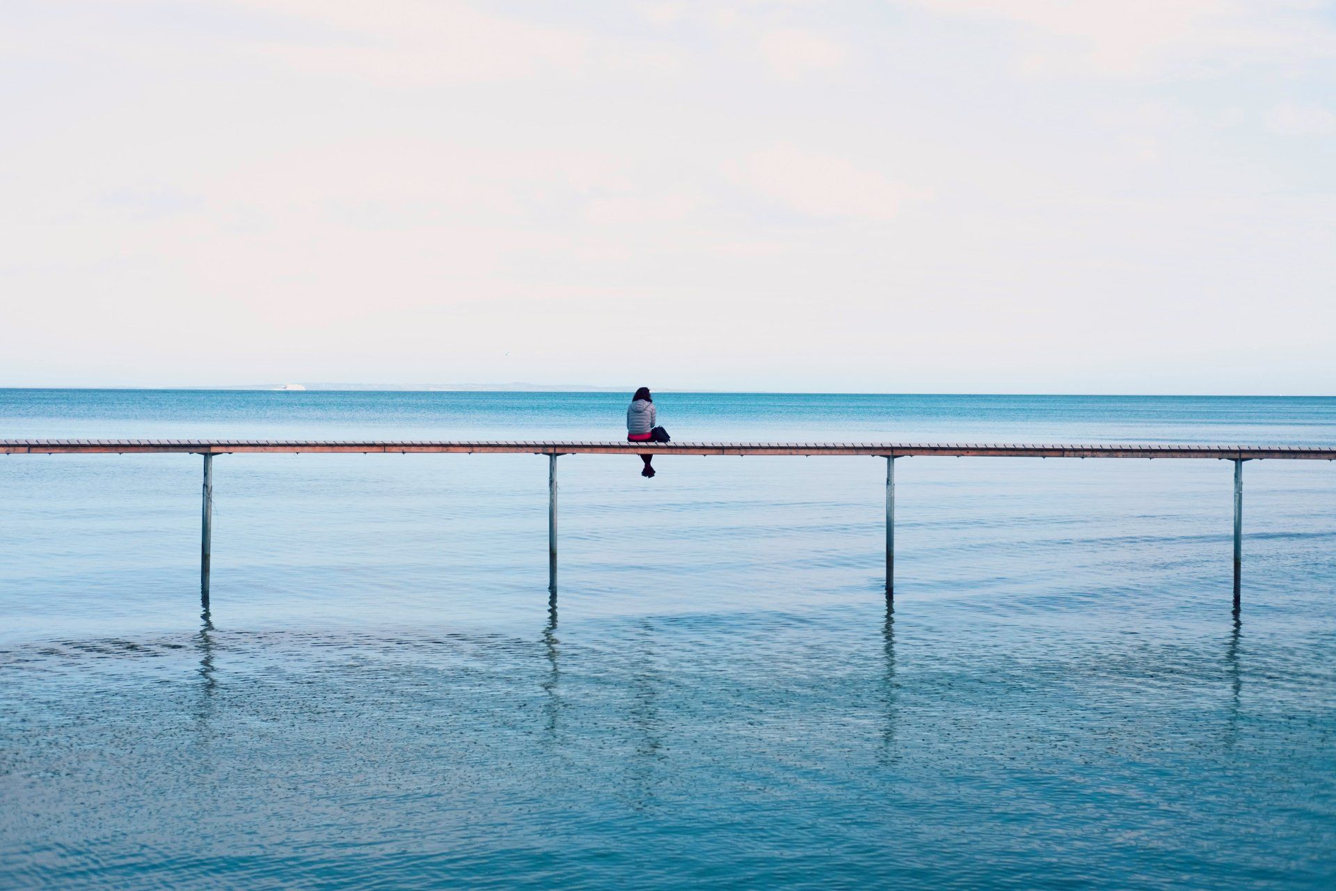 Person auf einem Steg © Thomas Peham, Unsplash