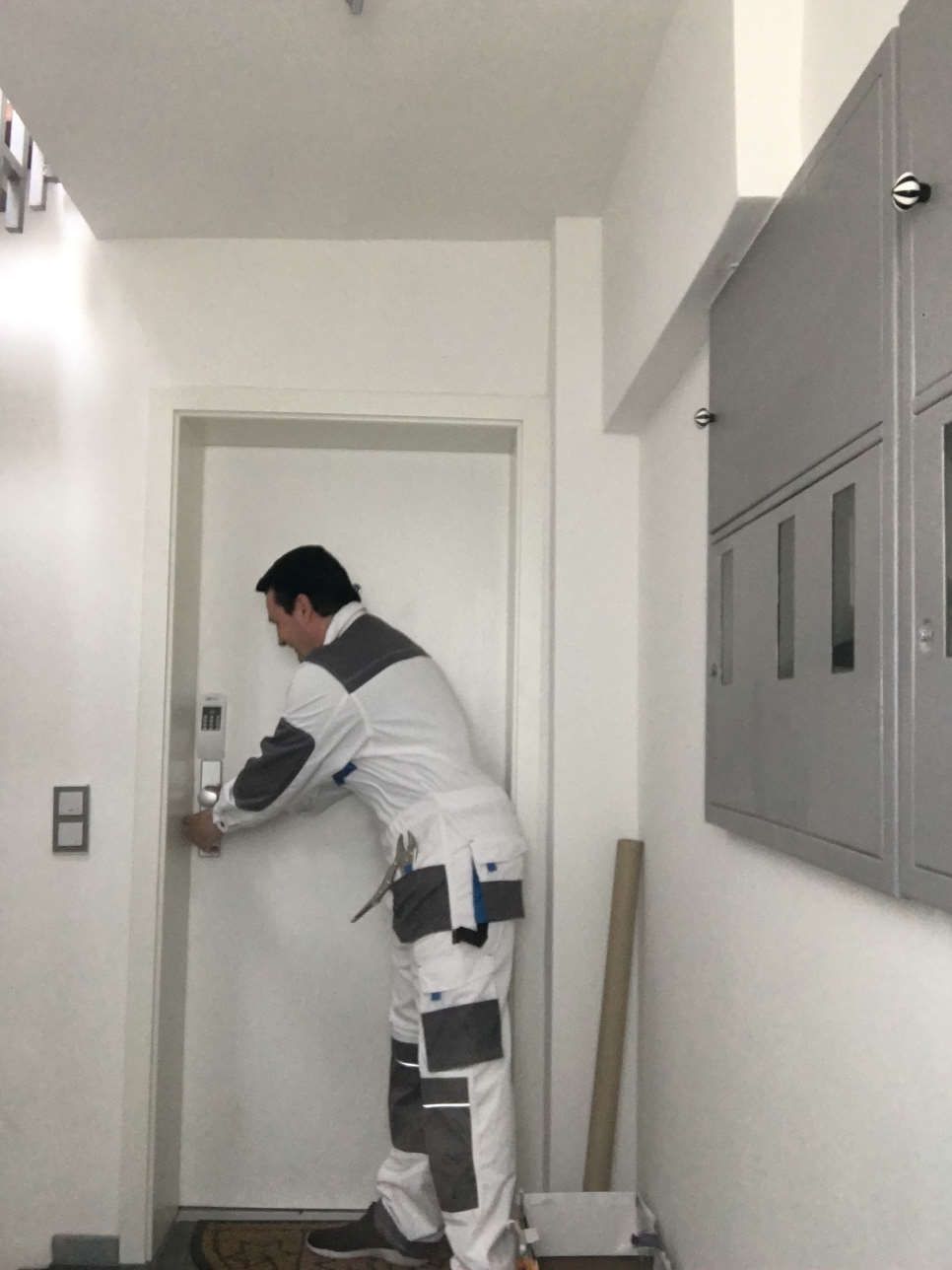 Sofort Hilfe in der Not ! Schlüsseldienst Monteur Karl bei der Arbeit