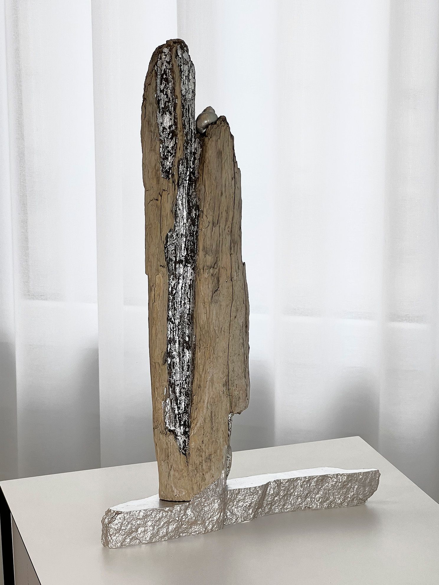 silberne Stele, Wasserfall
Rinne mit silbernem Blattmetall gebürstet auf silbernem Granit