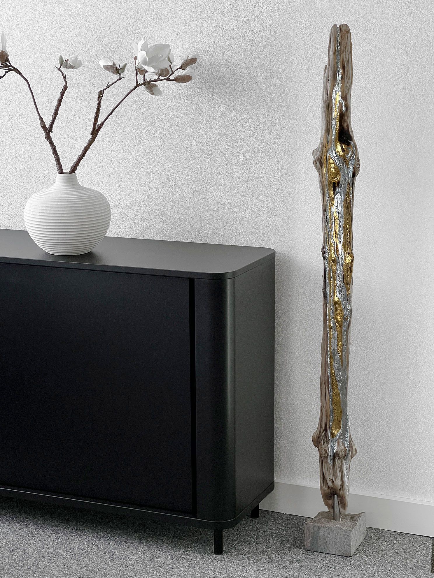 Stele mit Blattgold/Silber, Zirbenholz Schwemmholzstele
mit Blattmetallveredelung in gold u. silber auf Granit