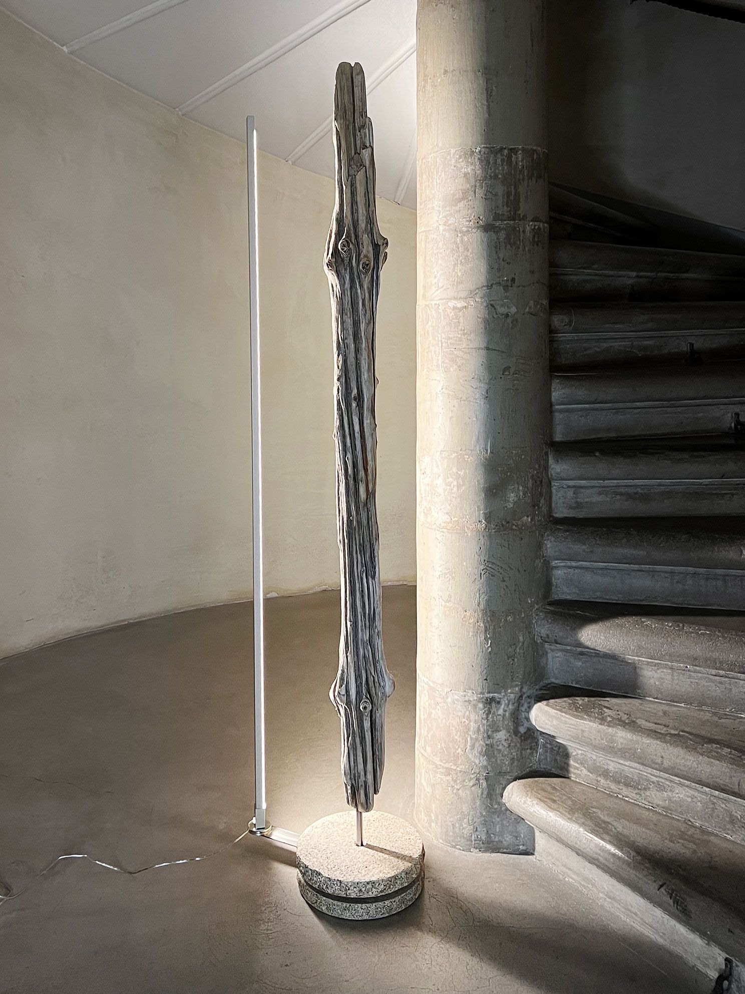 Maserung Narue belassen, beleuchtete Seite,