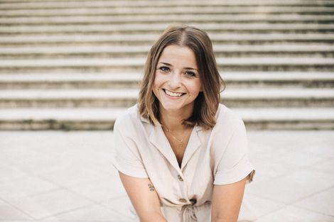 Laura Letschert, https://creator-campus.de, Foto: Julia Walter, https://www.julia-walter-fotografie.de Laura Letschert, Coach, CreatorCampus, Referenz Stimmcoaching, Stimmtraining
