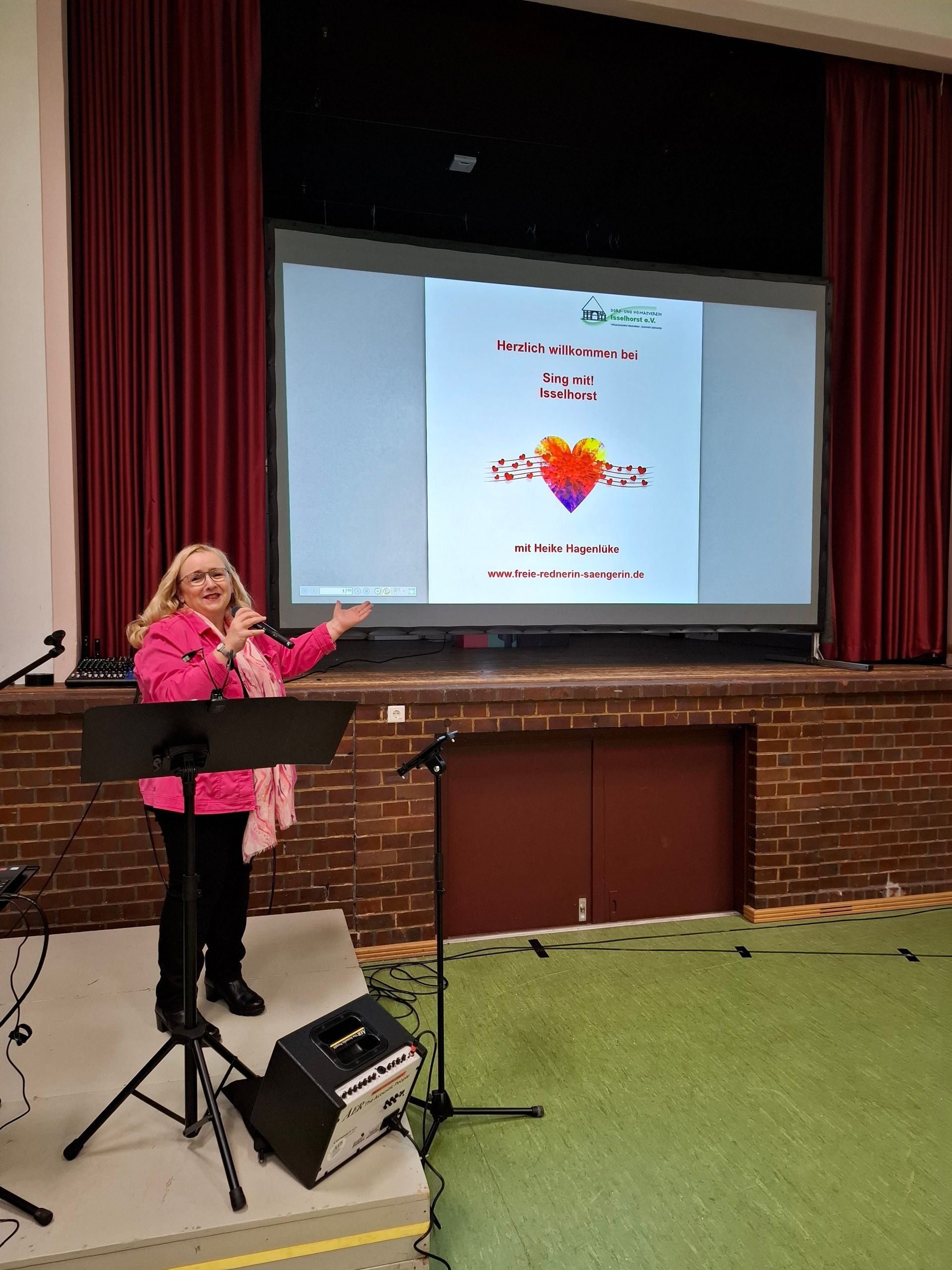 Sing mit! Konzert Isselhorst 2024 in der Festhalle- Heike Hagenlüke und die Textanzeige