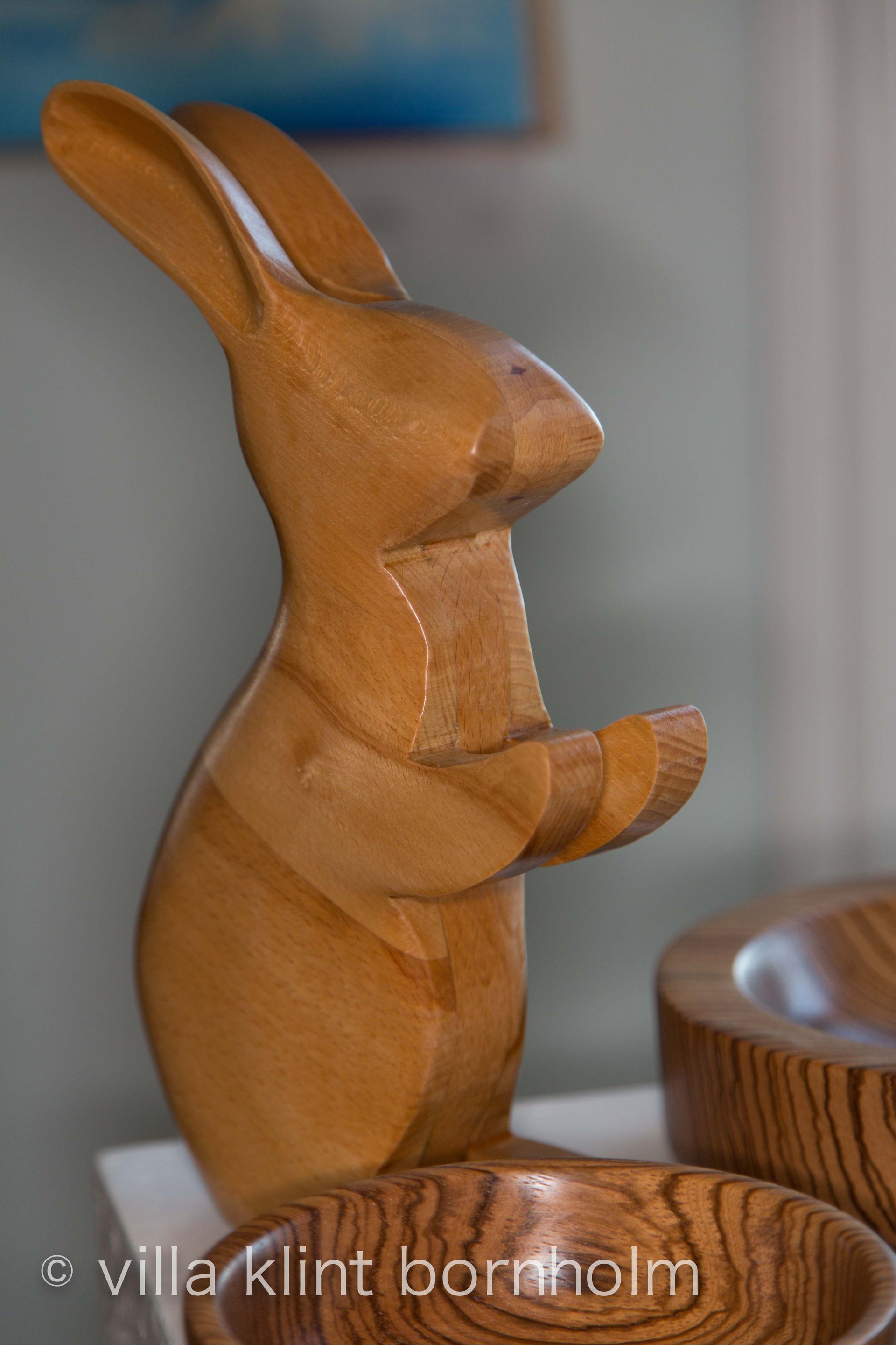 Ostern: ein Hase schaut rechts in den Raum