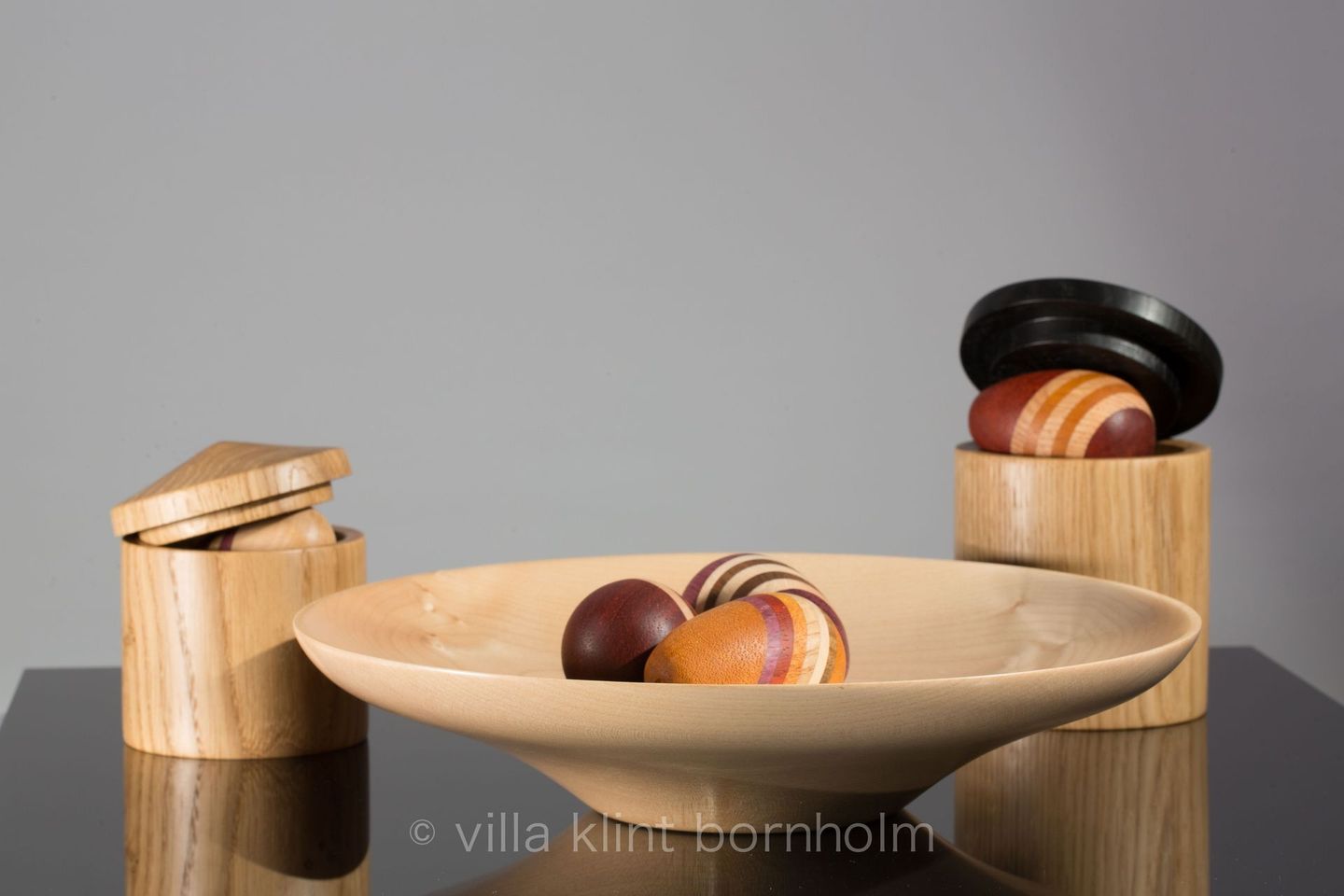 Osterbild: Schale und dosen sowie mehrfarbig gestreifte Ostereier