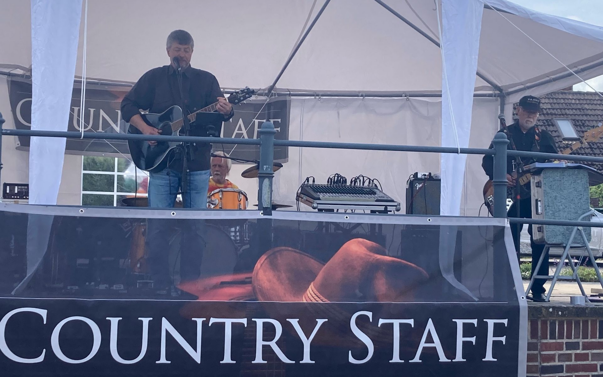 Mit Country-Sounds im Ohr: Die Band Country Staff brachte die Besucher am Oll Haven im Handumdrehen in Feierstimmung.