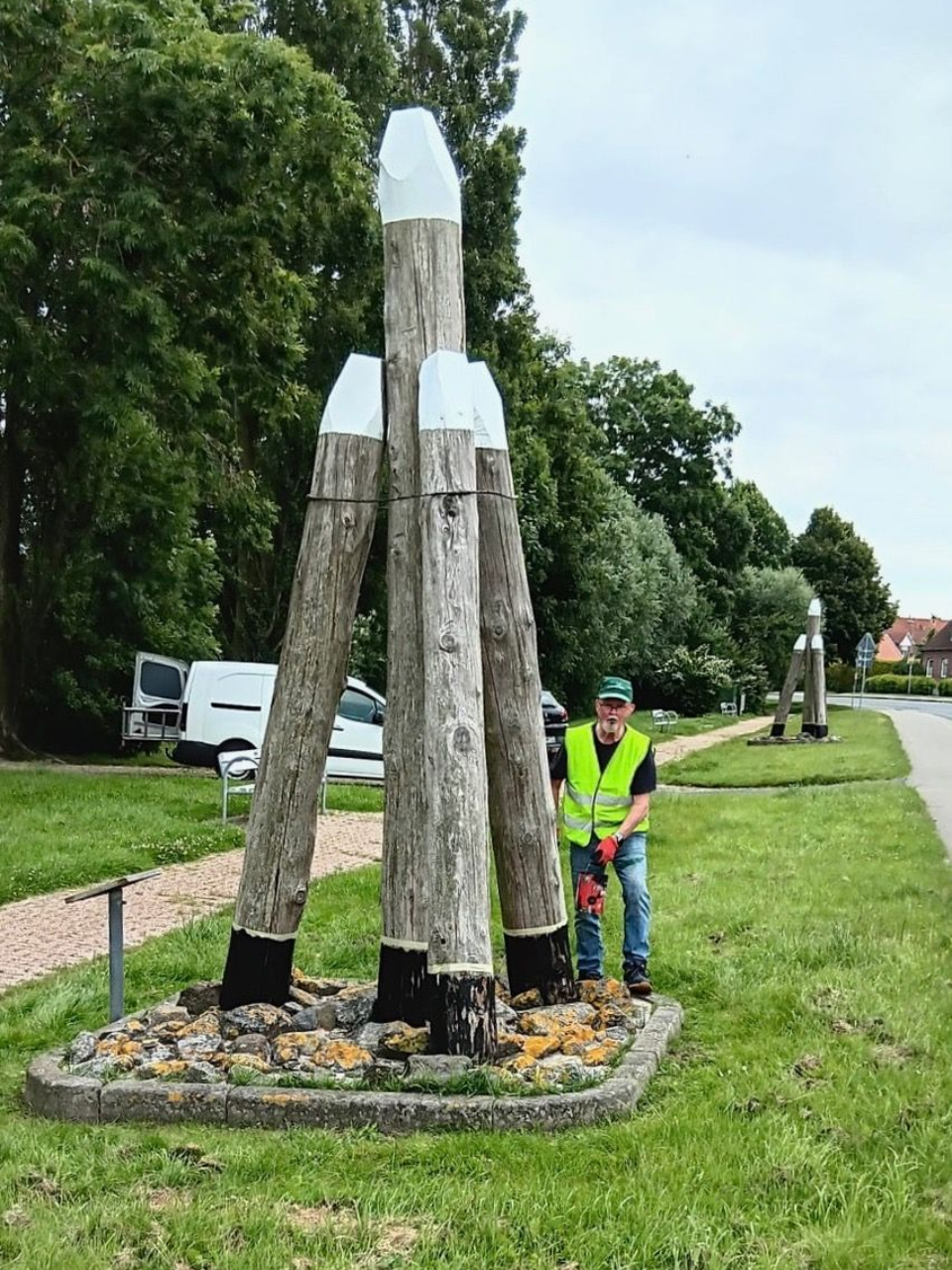 Martin Lindemann von der Dorfgemeinschaft streicht die Dalben