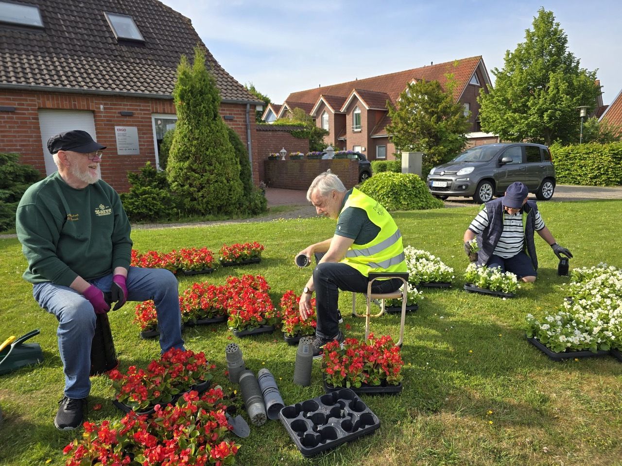 Die Mitglieder der Dorfgemeinschaft pflanzen Blumen
