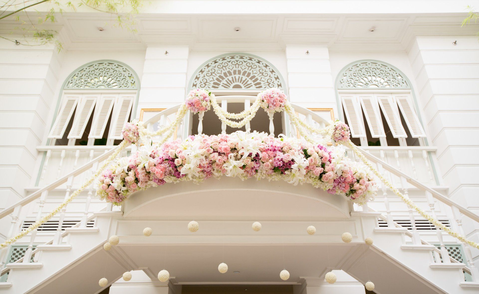 Décoration florale dans la salle de mariage vintage et élégante