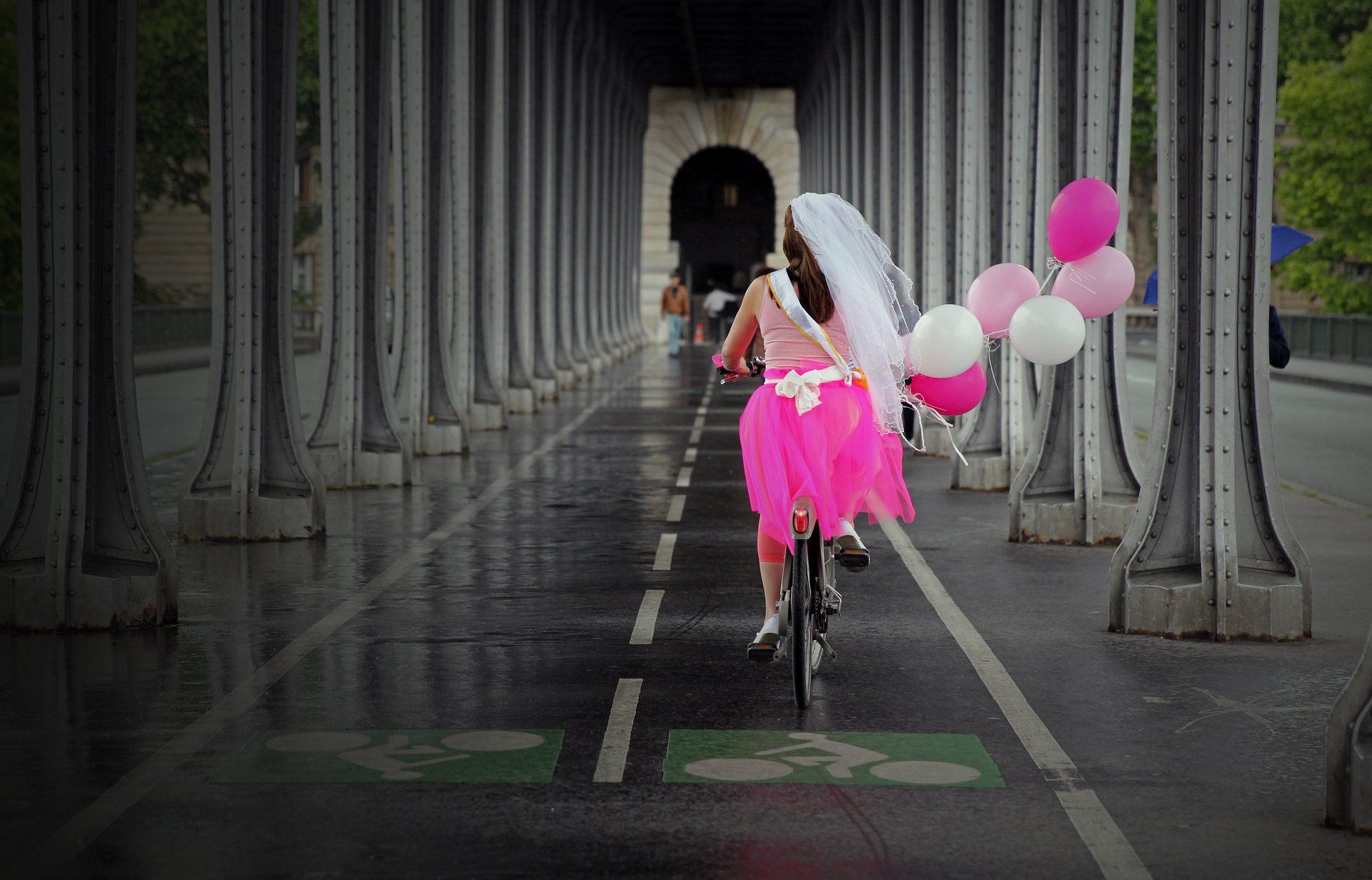 Enterrement de vie de jeune fille, future marié en vélo balon rose