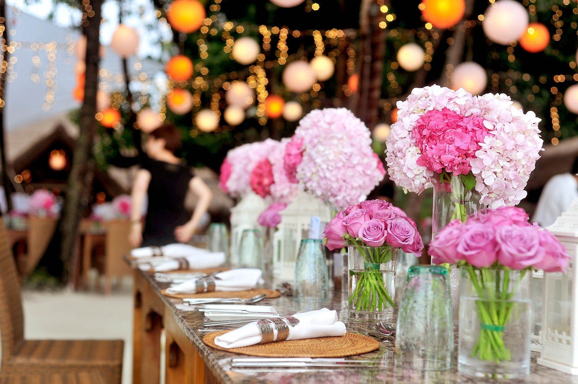 Table décoration mariage fleurs guirlandes