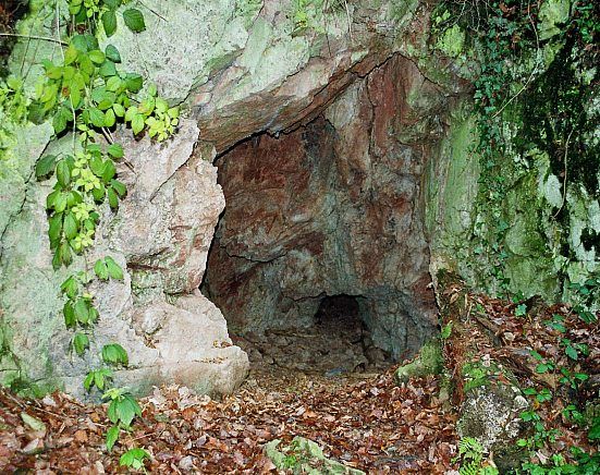 höhlenartiges Stollenmundloch am Aufgang zum Rheingrafenstein