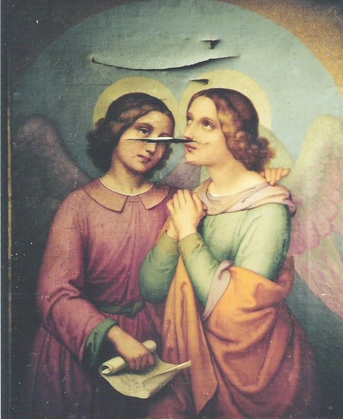 Zwei Engel, einer hält dem anderen einen Stift an den Mund. Sie haben Heiligenscheine und Flügel, die in sanften Farben gemalt sind.