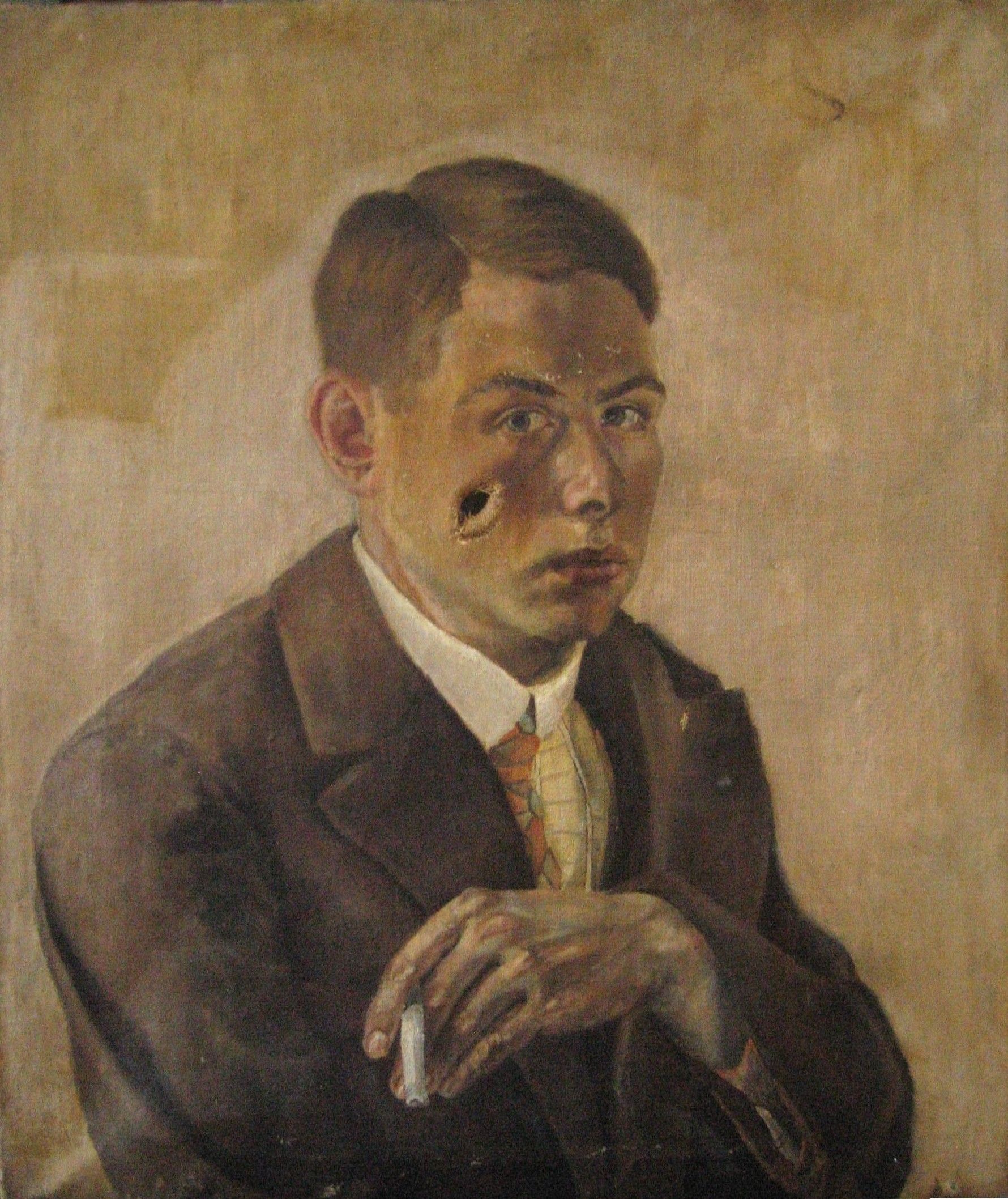 Mann im Anzug hält Zigarette.