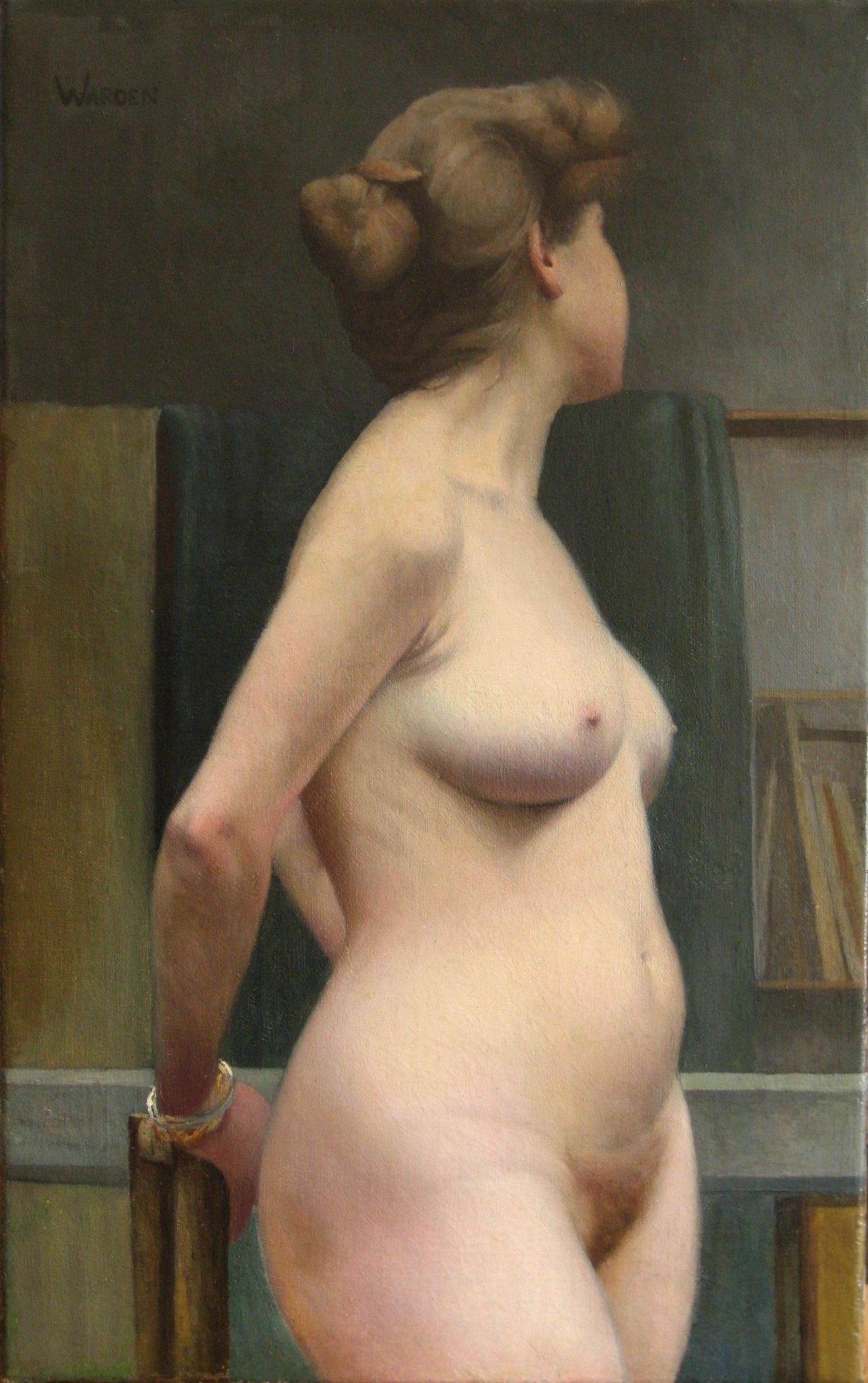 Aktfigur, von der Seite betrachtet, wegschauend, Hände hinter dem Rücken, in einer Studioaufnahme.