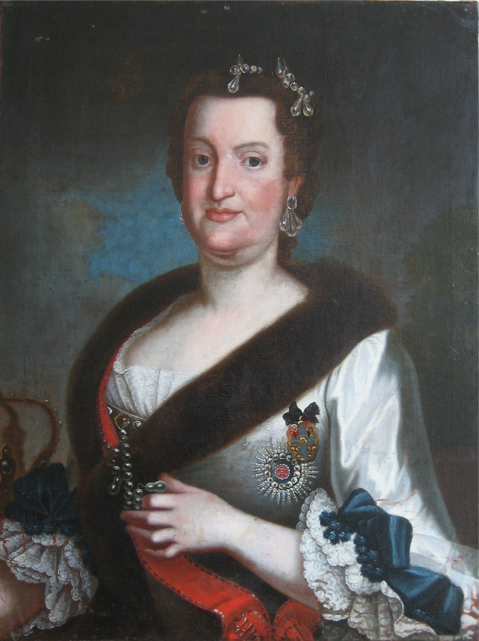 Porträt einer Frau in einem weißen Kleid, einer Pelzstola und mit Schmuck. Sie trägt eine rote Schärpe und befindet sich in einer gemalten Szenerie.