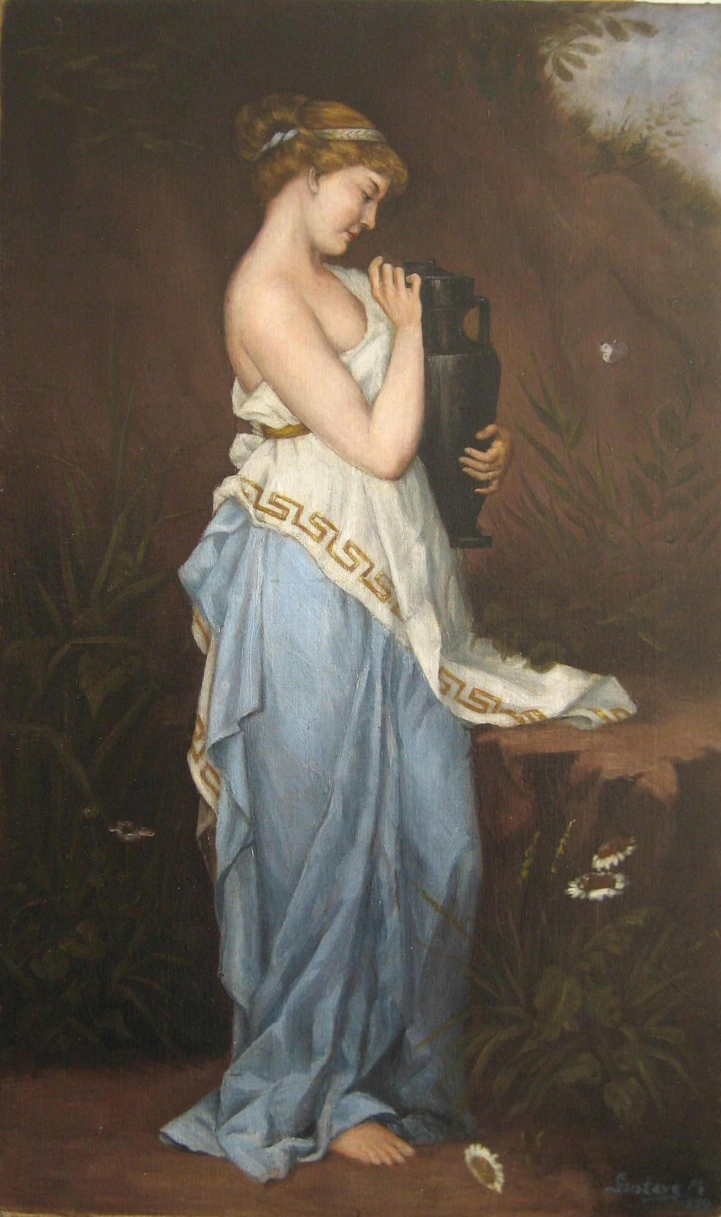 Eine Frau in einem fließenden blauen Kleid hält eine dunkle Vase und blickt nach unten. Die Szene spielt im Freien.