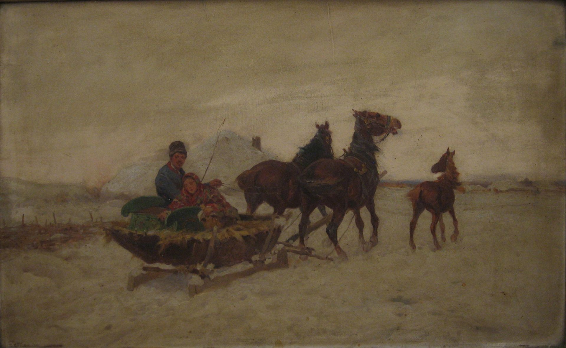 Eine Person und Kinder in einem von Pferden gezogenen Schlitten durch eine verschneite Landschaft. Ein Fohlen läuft neben ihnen her.