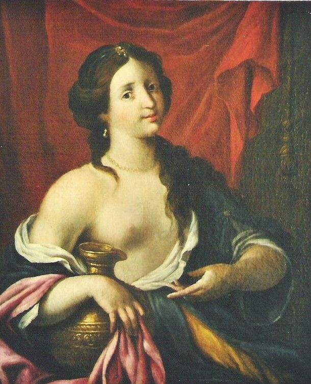 Eine Frau in einem dunklen Gewand hält eine goldene Urne vor einem roten Vorhang.