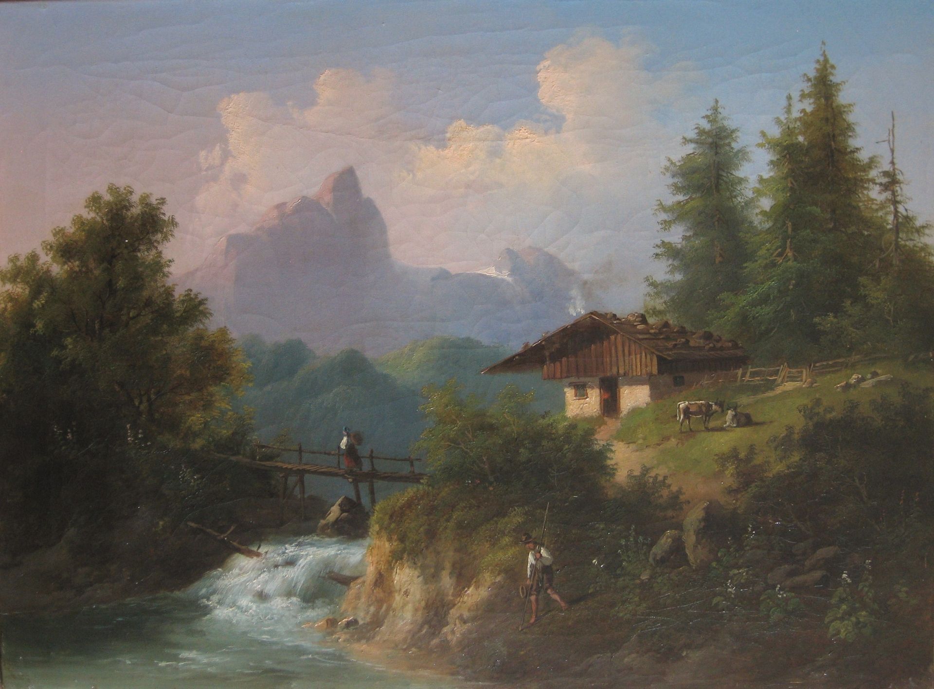 Berglandschaft mit Fluss, Hütte, Figuren auf einer Brücke, Bäumen und bewölktem Himmel.