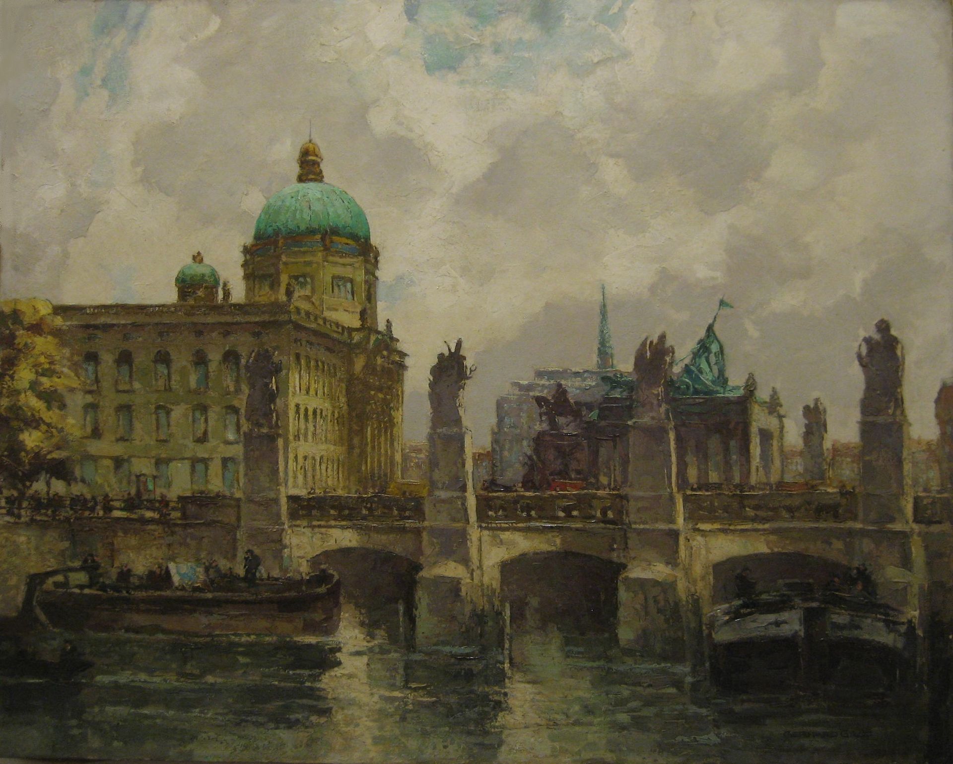 Berlinszene einer Brücke und eines Gebäudes mit grüner Kuppel über Wasser, bedeckter Himmel, Boote.