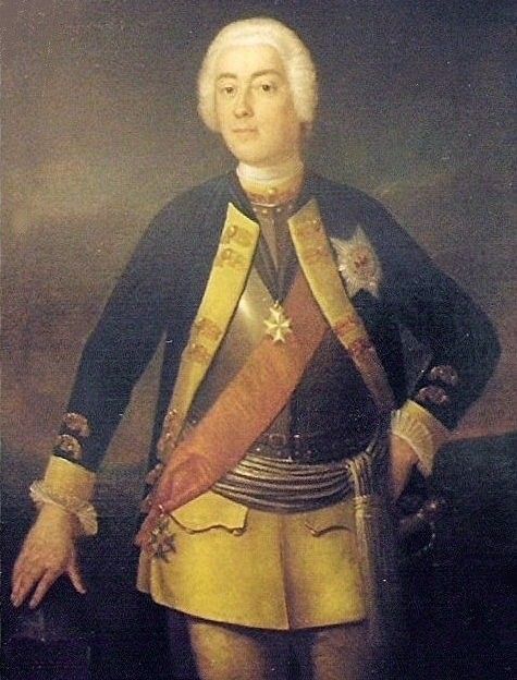 Prinz Heinrich II von Preußen in Militäruniform mit Perücke und Schärpe, die Hände auf einem Sims abgestützt.