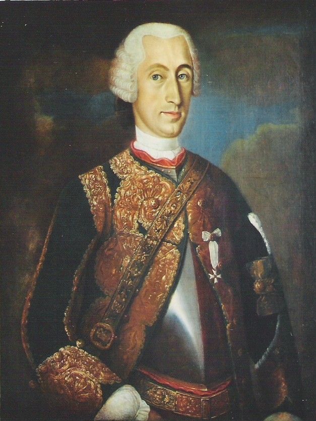 Porträt eines Mannes in aufwendiger roter und schwarzer Kleidung, weiße Perücke, vor dunklem Hintergrund.