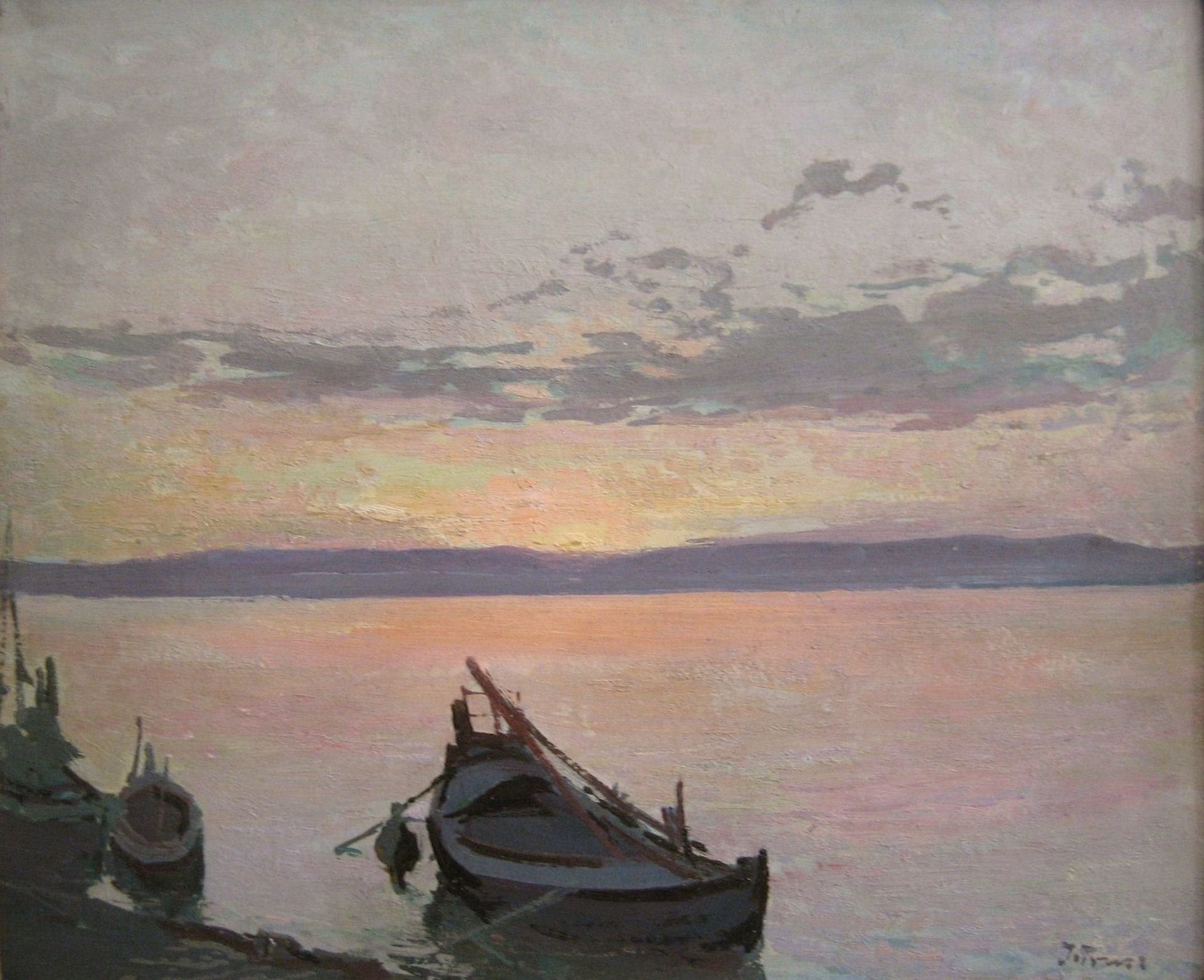 Sonnenuntergang über dem Dnjepr mit Booten im Vordergrund, sanfte Farbtöne in Rosa, Gelb und Blau.