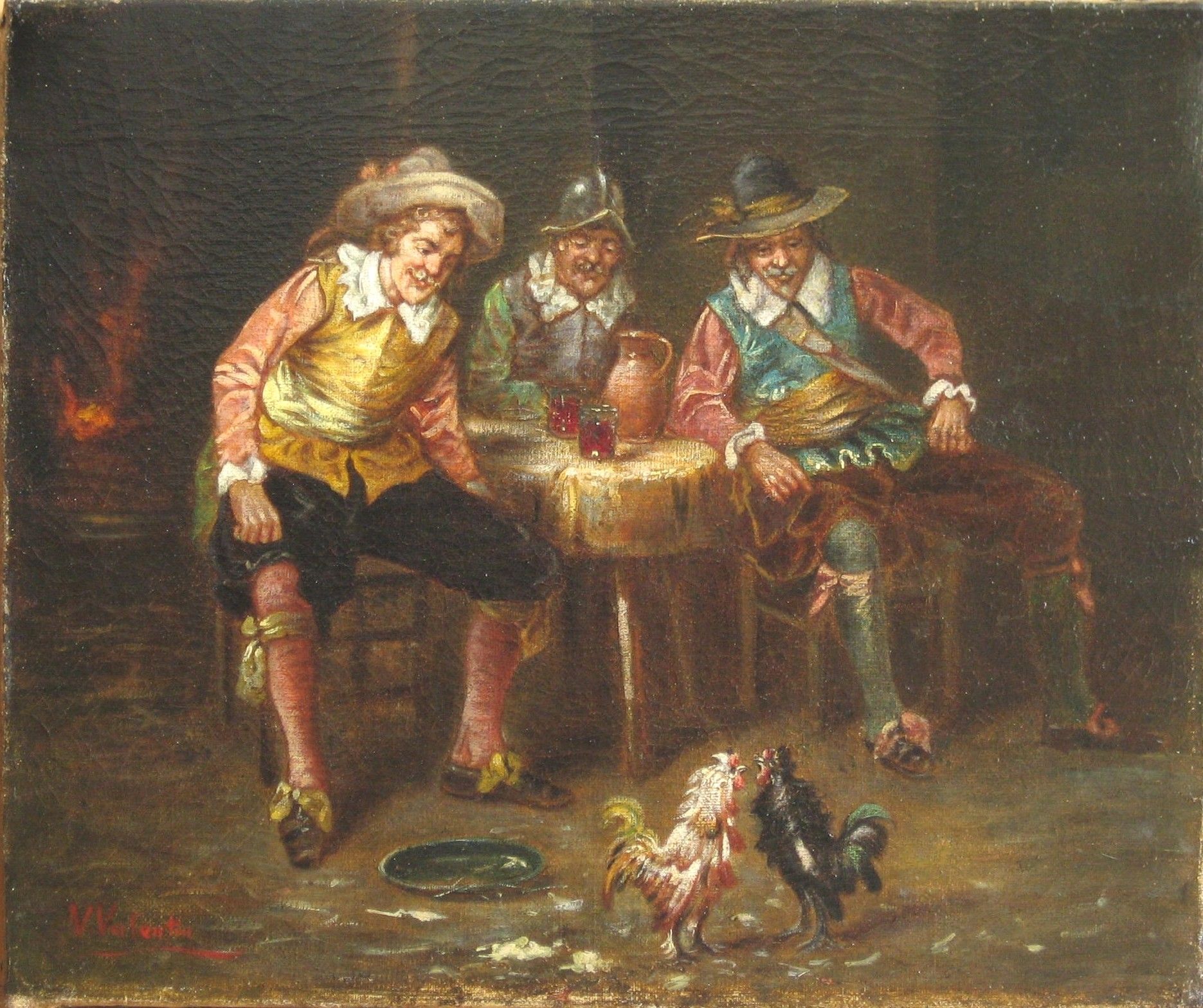 Drei Männer in historischer Kleidung beobachten zwei Hähne, die in einem schwach beleuchteten Raum an einem Tisch kämpfen.