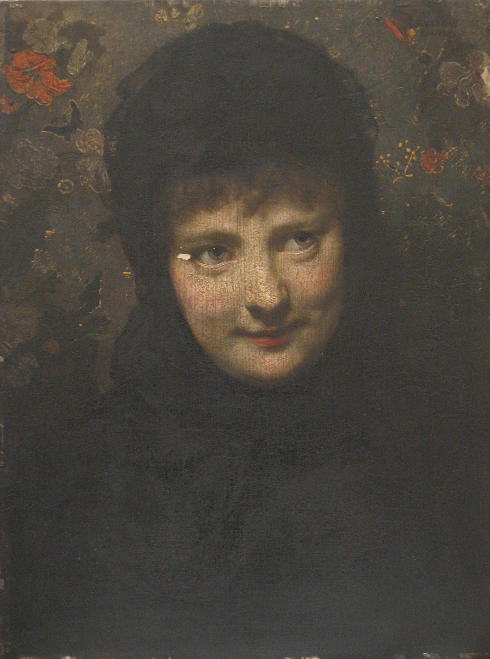 Porträt einer Person in dunklem Mantel und Hut mit leicht lächelndem Gesichtsausdruck; floraler Hintergrund.