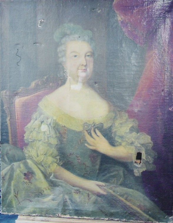 Porträt einer Frau in einem grünen Kleid und mit aufwendiger Frisur, die auf einem Stuhl sitzt und einen Gegenstand hält.