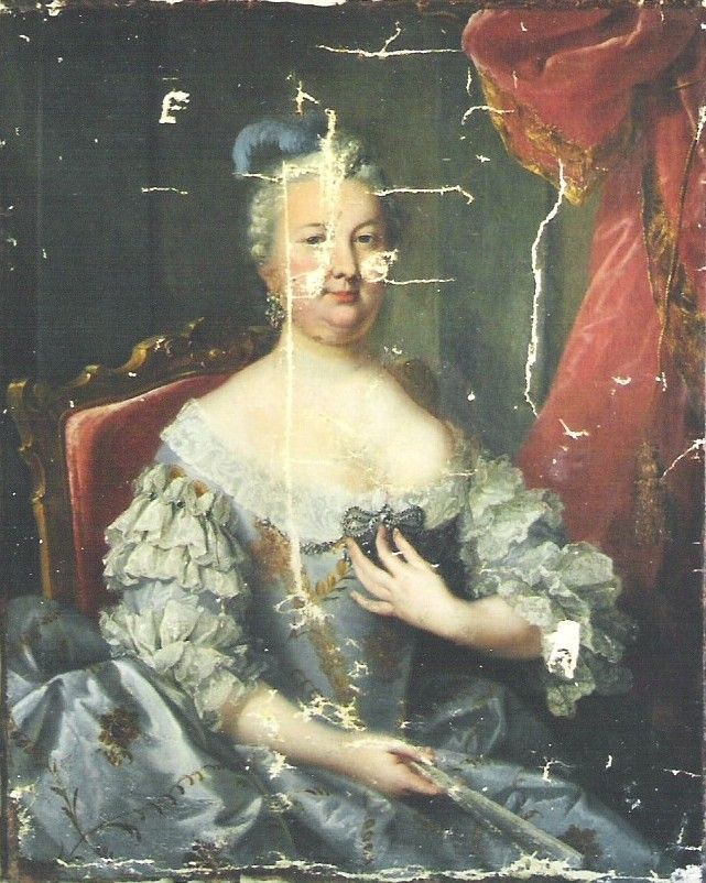 Porträt einer sitzenden Frau in einem blauen Kleid, die einen Fächer hält; im Hintergrund ist ein roter Vorhang zu sehen.