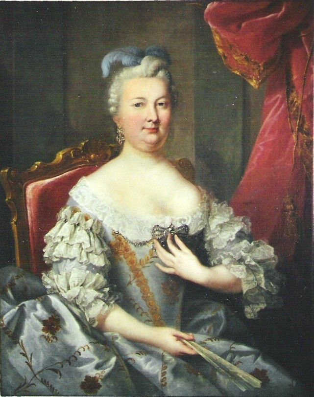 Frau mit gepuderter Perücke und blauem Kleid sitzt. Sie hält einen Fächer und stützt die Hand auf die Brust. Im Hintergrund ist ein roter Vorhang zu sehen.