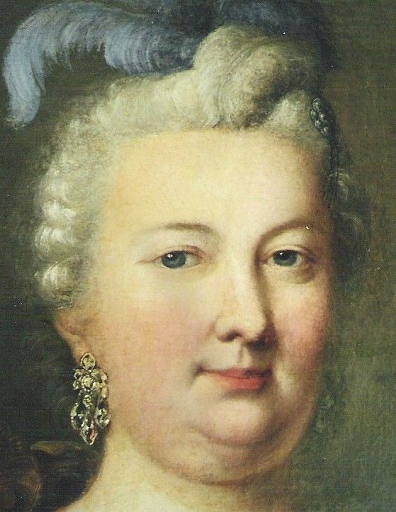 Porträt einer Frau mit weißen, gelockten Haaren, die einen Ohrring und eine blaue Feder im Haar trägt.