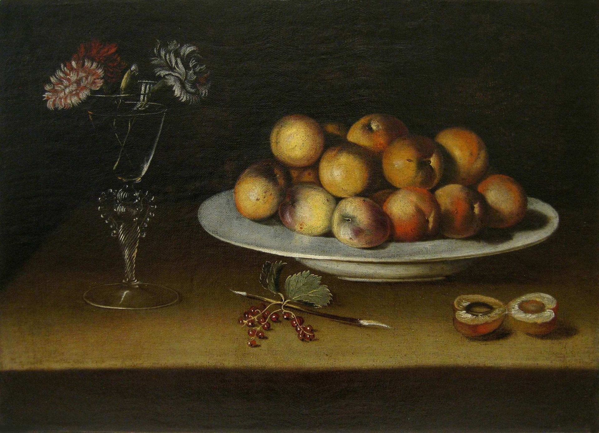 Stillleben: Eine Schale mit Pfirsichen, Blumen in einem Glas, rote Johannisbeeren und halbe Pfirsiche auf einem Tisch.