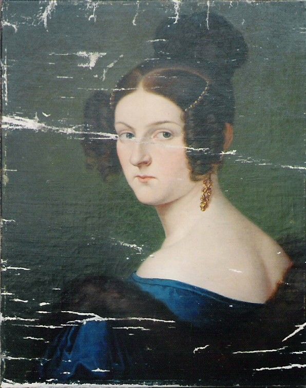 Porträt einer Frau mit dunklem, hochgestecktem Haar, die ein blaues Kleid und goldene Ohrringe trägt und den Betrachter anblickt.