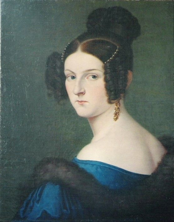 Frau in blauem Kleid, Pelzschal und hochgesteckter Frisur. Goldene Ohrringe vor grünem Hintergrund.