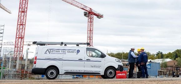 Transporter der ATRA TEC GmbH auf einer Baustelle