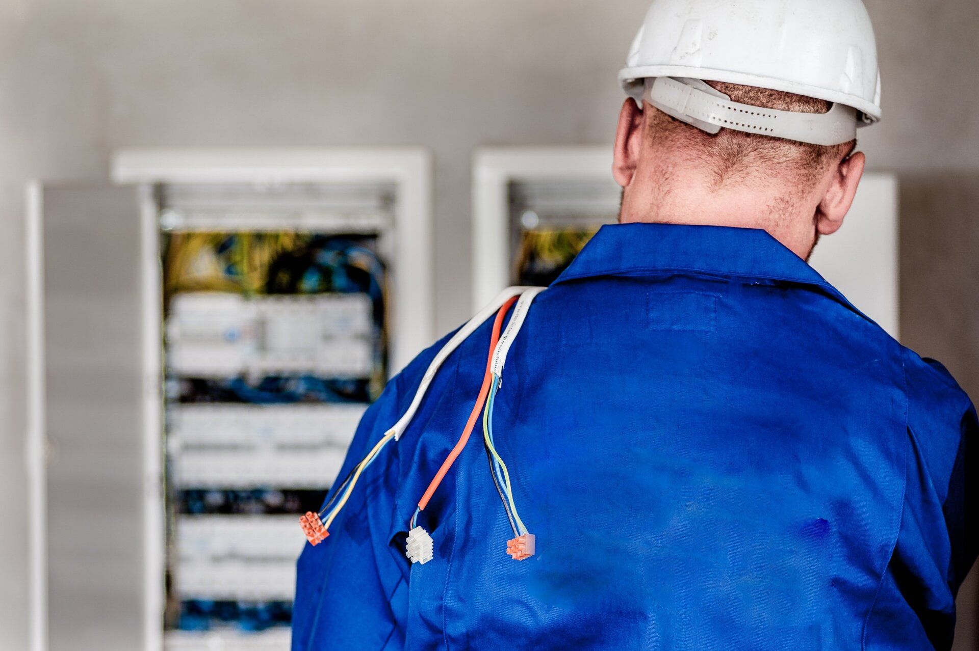 Elektriker arbeitet an einem Verteiler